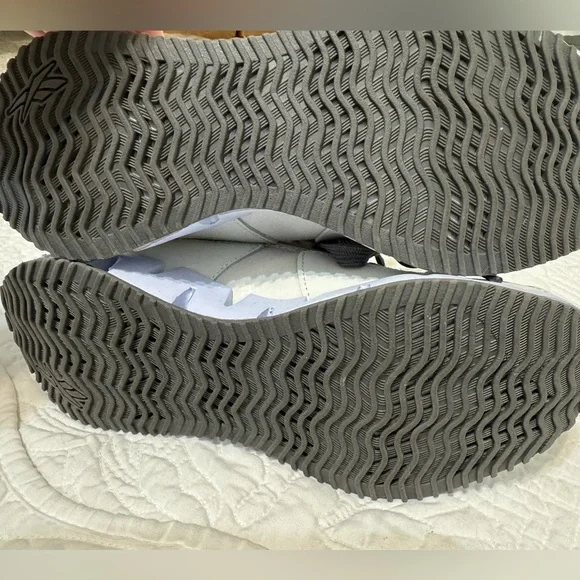 Reebok Women’s Sneakers in Gray and Black - Picture 8 of 9